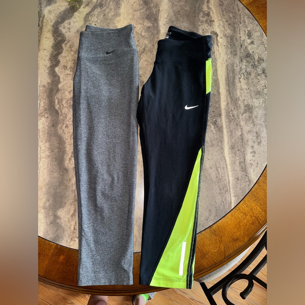 Set of Nike xs leggings in gray and black